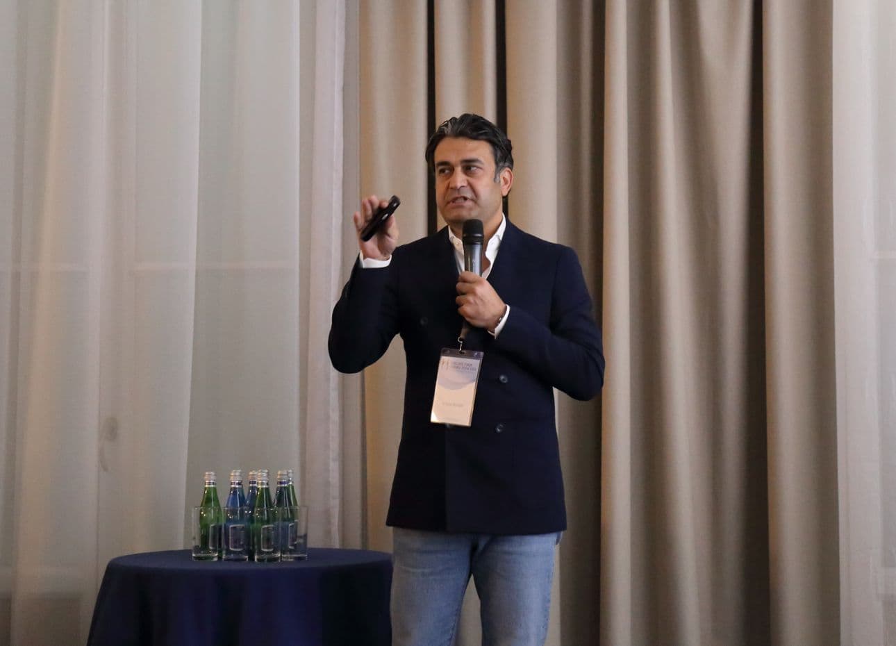 Dr Rami Alshekh podczas wystąpienia na Lubelskim Forum Chirurgii Piersi