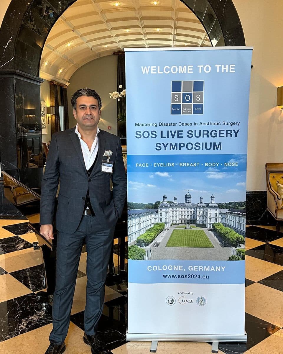 Dr Rami Alshekh przy banerze konferencji